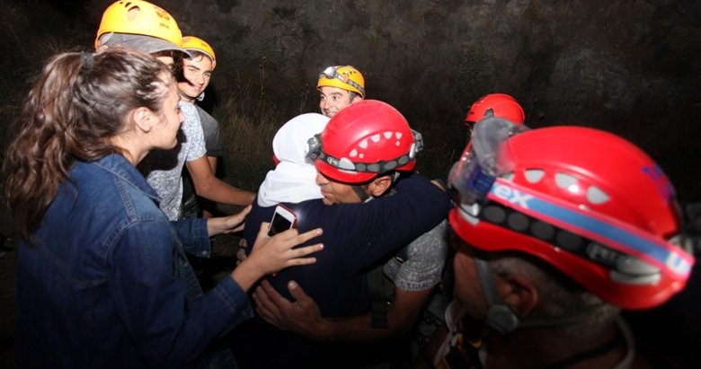 Kayalıklarda mahsur kalan 4 kişi saatler sonra kurtarıldı