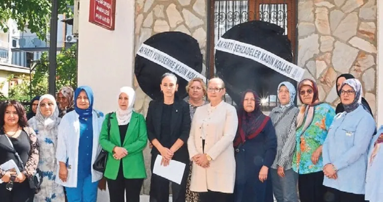 Küfürlü yoruma çelenkli protesto