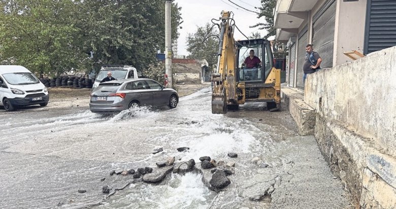 İzmir’de patlayan borudan tonlarca su boşa akıyor