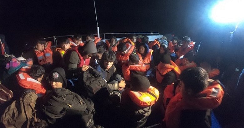 Balıkesir’de lastik botta 35 kaçak göçmen yakalandı