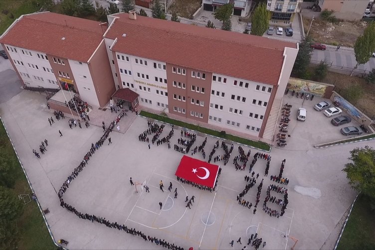 Kütahyalı öğrencilerden Biz Türkiye’yiz koreografisi