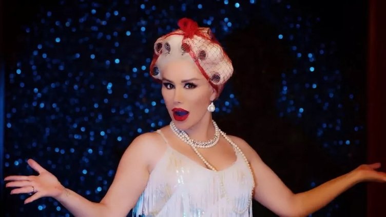 Ünlü şarkıcı Ceylan yeni imajıyla dikkat çekti