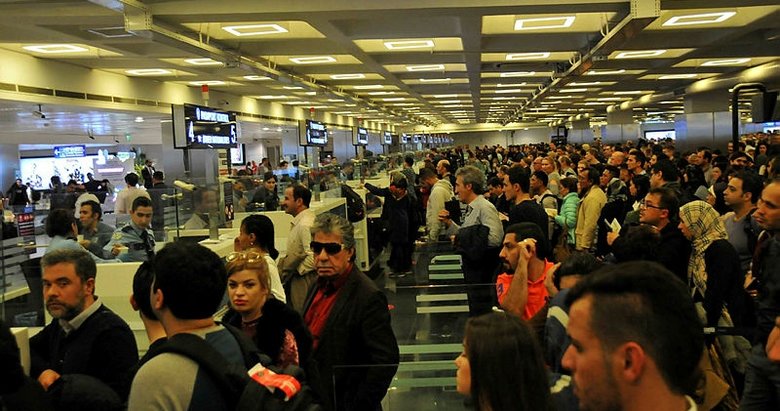 Atatürk Havalimanı’nda yüzlerce metrelik kuyruk