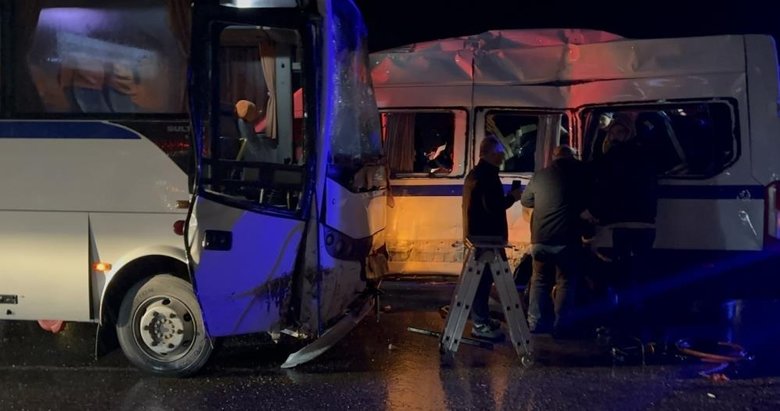 Akhisar’da iki işçi servis çarpıştı: Onlarca yaralı var