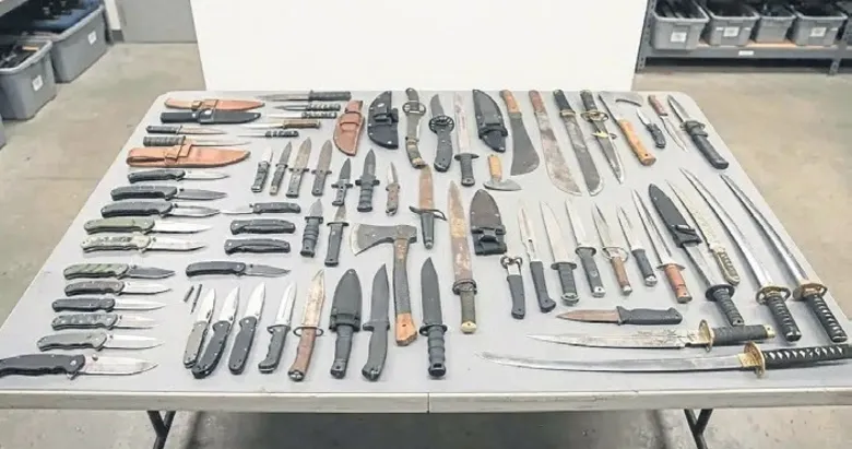 Didim’de 150 adet satışı yasak bıçak ele geçirildi