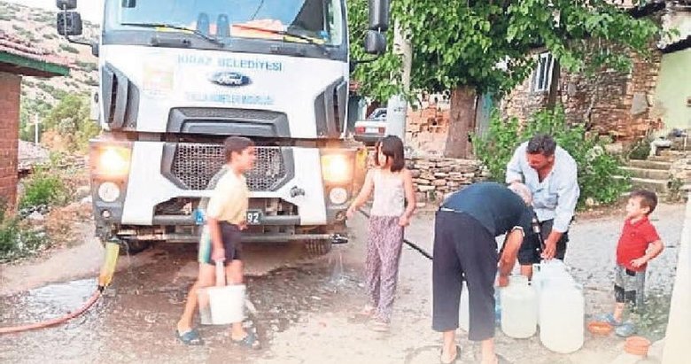 Başkan Özçınar Kiraz’da arazözlerle su dağıttı