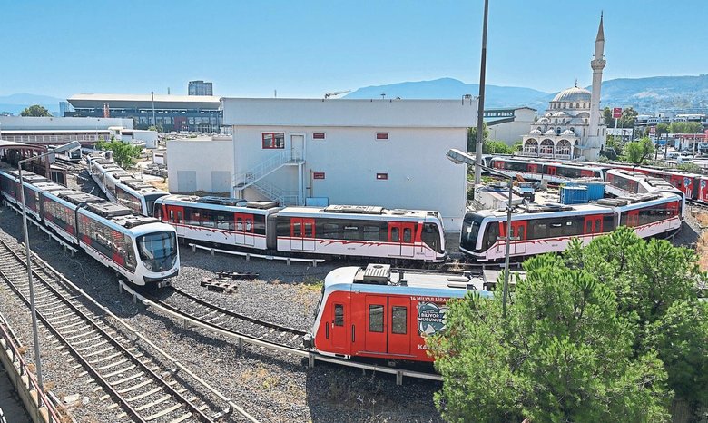 trenler-hangarda-izmirliler-yolda-kaldi-1690914467117.jpeg