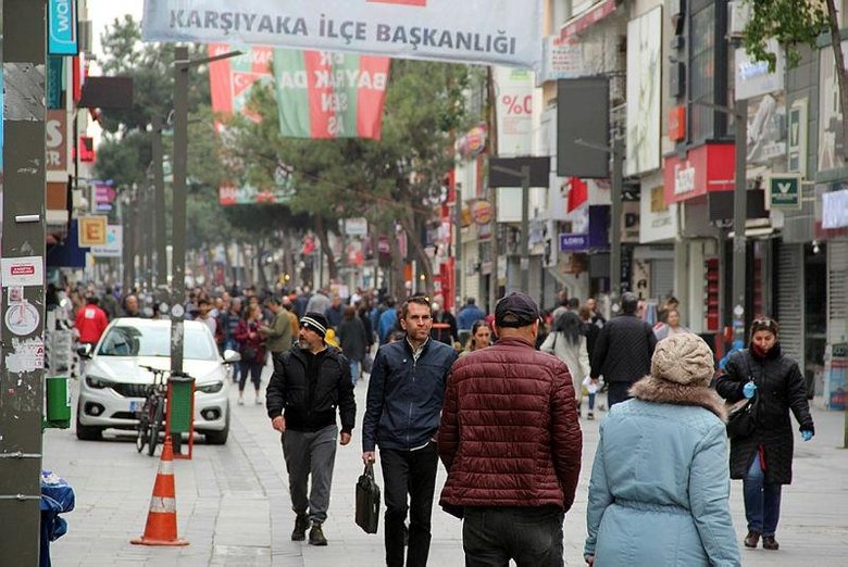 Evde kalın çağrılarına rağmen İzmir’deki yoğunluk göze çarptı