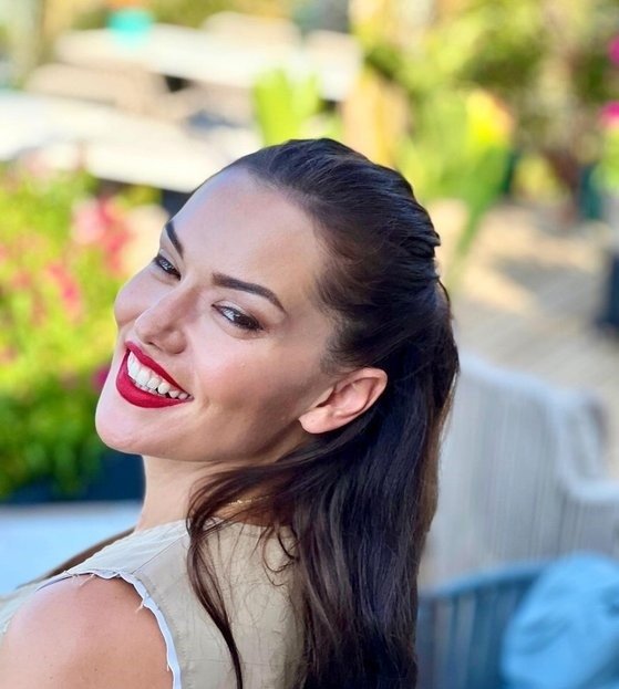 Fahriye Evcen güzelliğiyle mest etti