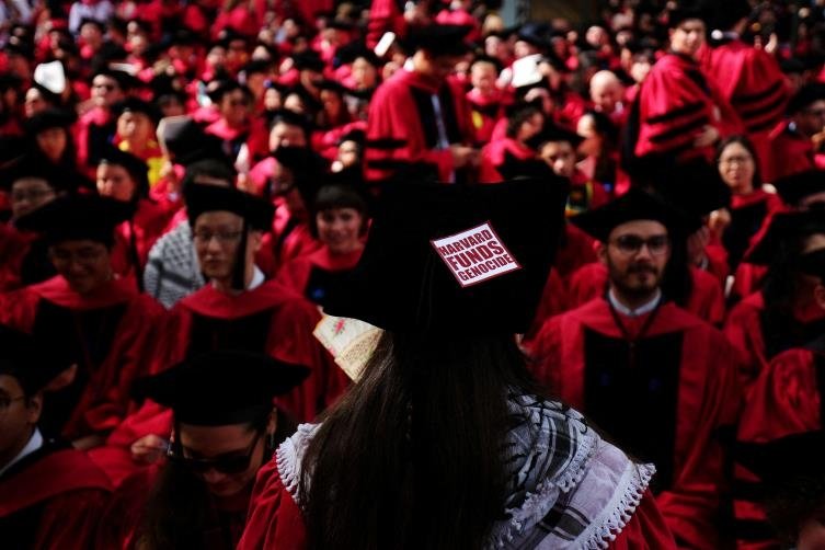 Harvard Üniversitesi mezuniyet töreninde binden fazla öğrenci okul yönetimini protesto etti