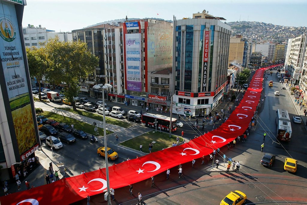 İzmir'in kurtuluş gururu! 350 metrelik Türk Bayrağı caddelere sığmadı
