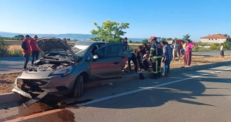 Denizli’de feci kaza: Otomobil ile traktör çarpıştı 4 kişi yaralandı