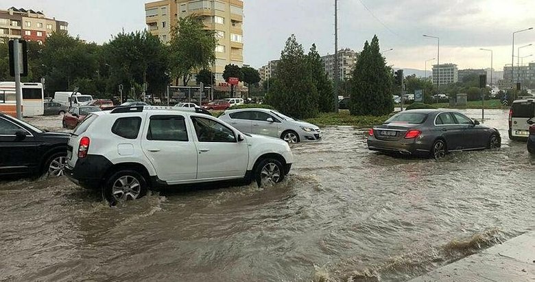 İzmir'i yağmur vurdu! Hayat felç oldu