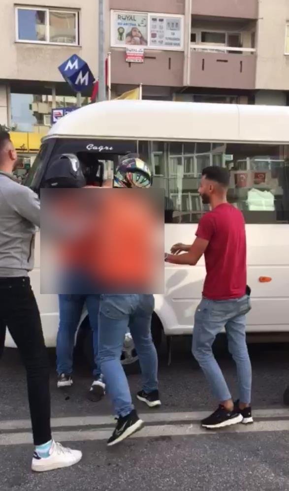 İzmir’de servis şoförü motokuryeler tarafından öldüresiye dövüldü