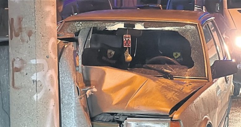 Alkollü otomobil sürücüsü elektrik direğine tosladı
