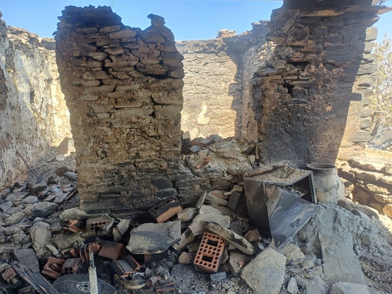 Manisalı çiftçi gözyaşları içinde anlattı: Her şeyimiz yandı, sadece 1 kedimiz kurtuldu