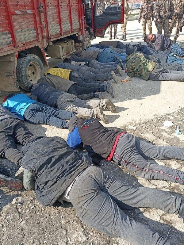 Depremzedelerin yardımlarına göz diktiler! Özel harekat polisleri hırsızları böyle yakaladı