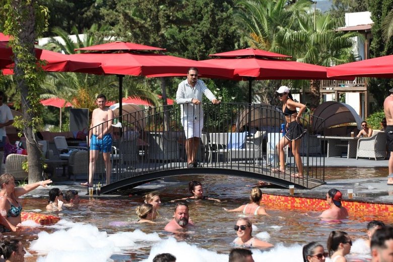 Turistler havuz başında köpük partisiyle doyasıya eğlendi