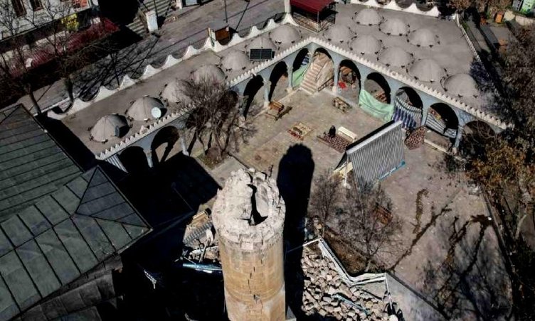 Tarihi Dulkadiroğulları’na dayanıyordu... 527 yıllık Ulu Cami depremde hasar gördü!