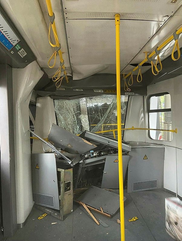 İzmir Metrosu raydan çıkıp duvara çarptı