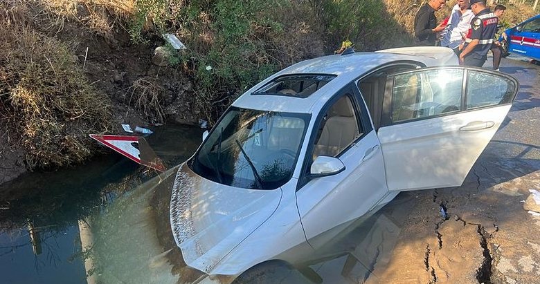 Bodrum’da isale hattı patladı; çukura otomobil düştü! Turgutreis’e 16 saat su verilemeyecek