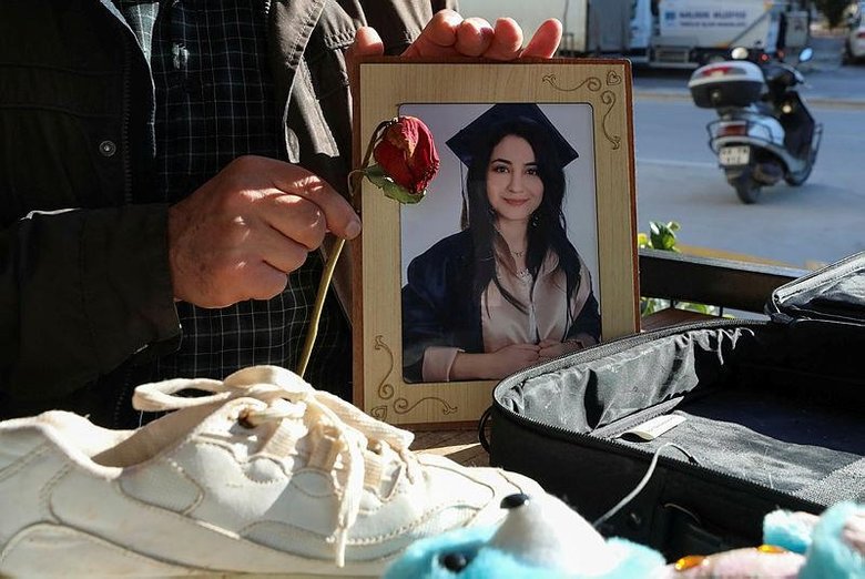 İzmir’deki depremde kızını kaybeden baba yürekleri dağladı! Tek tesellisi ondan kalan eşyalar