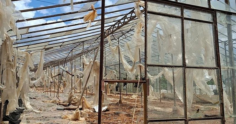Antalya’yı hortum vurdu: Çatılar uçtu, seralar yıkıldı