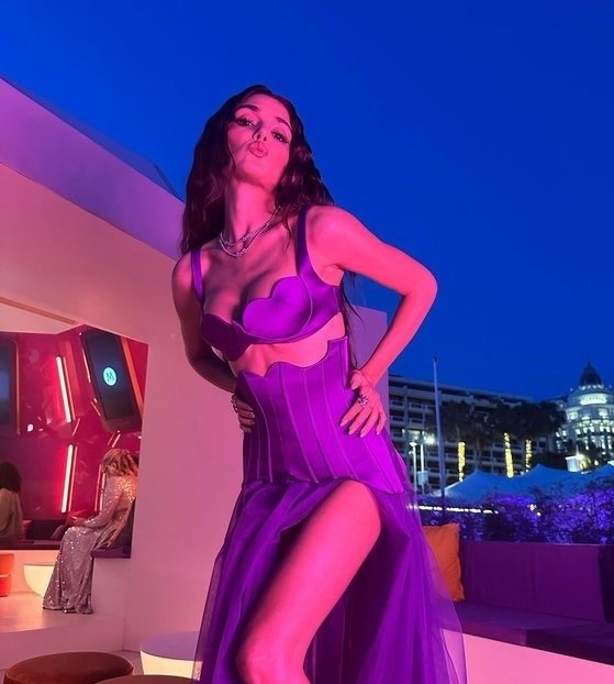 Hande Erçel Cannes pozları sosyal medyayı yaktı geçti