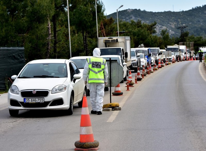 ‘Gelmeyin’ uyarılarına rağmen Bodrum’a 25 günde 125 bin araç giriş yaptı