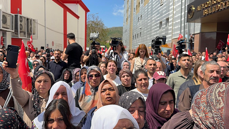 ak-partiye-gecen-burcu-koksal-vatandaslara-seslendi-sehrimizi-buyuten-gelistiren-guclendiren-her-adimin-yanind-1778665520594.png