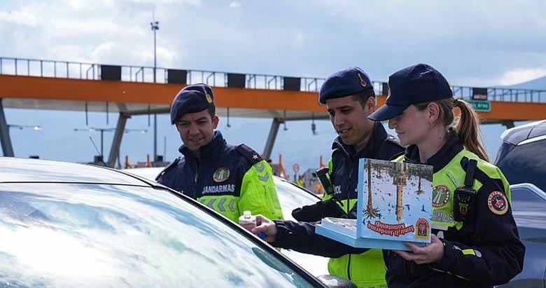 Jandarmadan sürücülere kolonya ve çikolata ikramı
