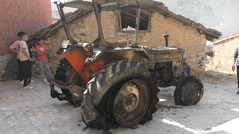 Kütahya’da otomobil patladı, 3 ev kül oldu