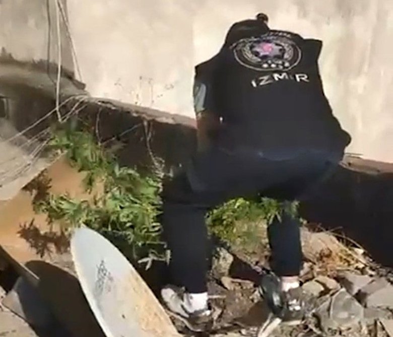 İzmir’de tarihi kemeraltı Çarşısı’nda uyuşturucu operasyonu: 3 gözaltı