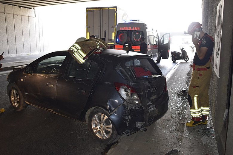 Manisa’da lastiği patlayan otomobil tünel duvarına çarptı!