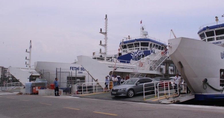 İzmir’de arabalı feribot iskeleden 400 metre açıkta çamura saplandı