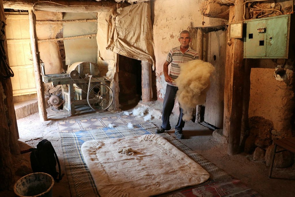300 yıllık evde yok olmaya yüz tutan mesleğini sürdürüyor