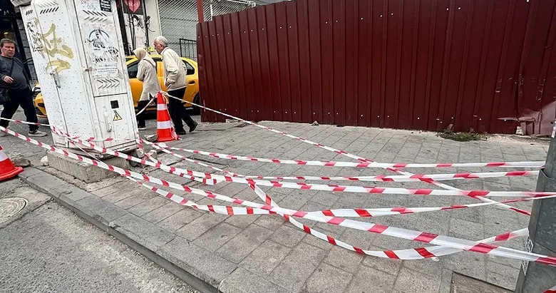 İzmir’de kontrolden çıkan otomobil çarşıyı birbirine kattı