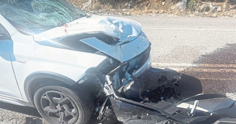 Otomobilin çarptığı motosikletli hayatını kaybetti
