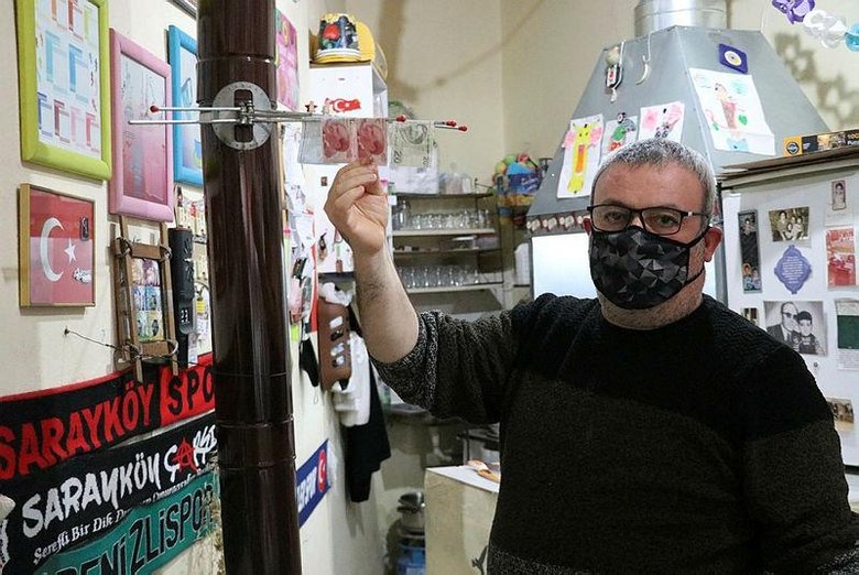 Paraları dezenfektanla yıkayıp, sobada kurutuyor