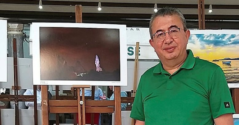 Evinde ölü bulunan akademisyen, İzmir’de toprağa verildi