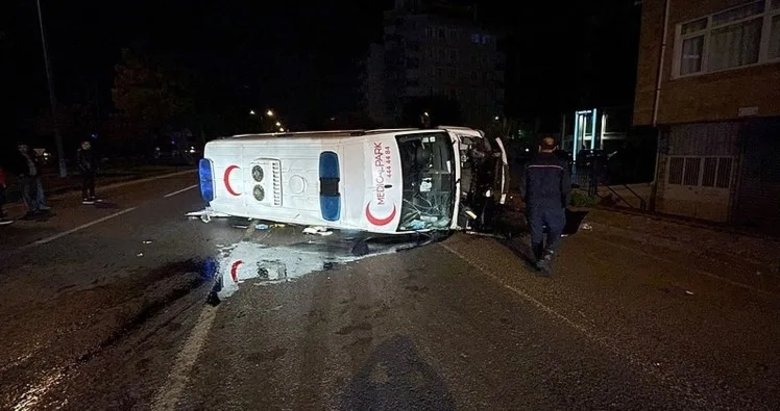Samsun’da hasta taşıyan ambulansla otomobil çarpıştı: 5 yaralı