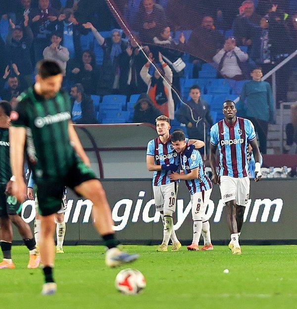 firtina-hatasiz-trabzonspor-tumosan-konyasporu-3-golle-devirdi-1764446159323.jpeg