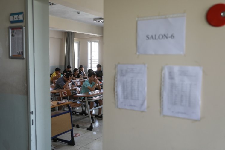 İzmir’de LGS heyecanı! Çocuklarını kapıda beklediler