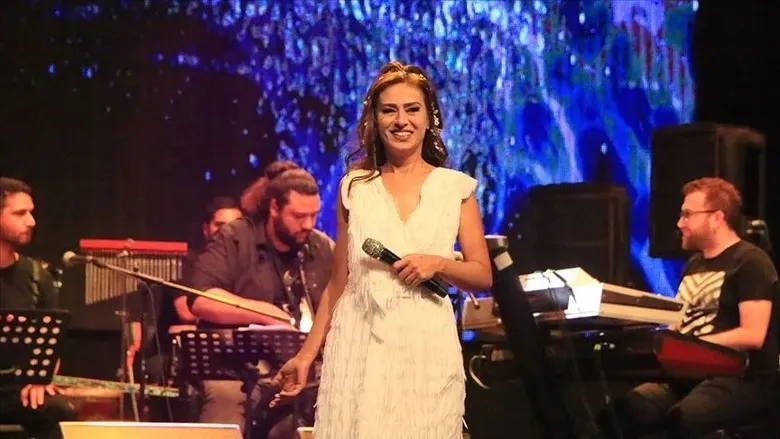 izmirde-yildiz-tilbe-firtinasi-sahnedeki-sira-disi-dansi-geceye-damga-vurdu-1783842139313.jpeg