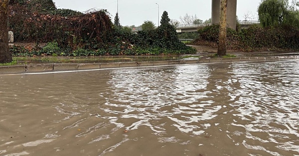 İzmir sağanak yağışa teslim! Cadde ve sokaklar göle döndü