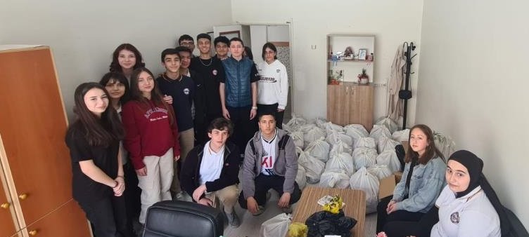 Afyon’da lise öğrencilerinden örnek davranış