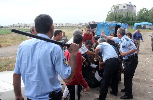 ’Cono’lar ortalığı birbirine kattı! Polise taşlarla saldırdılar