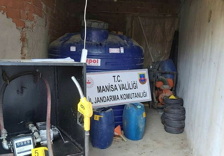 Manisa’da kaçak benzin satışı yapan eve baskın