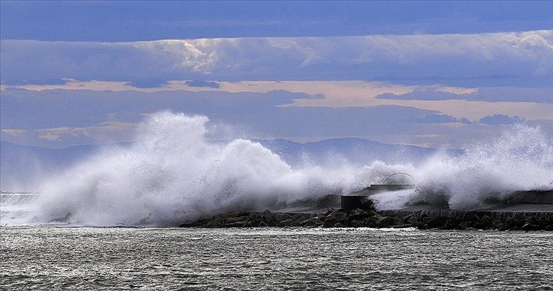Marmara Denizi’nde fırtına | Sürüklenen tekneye müdahale, iki kişi kurtarıldı!