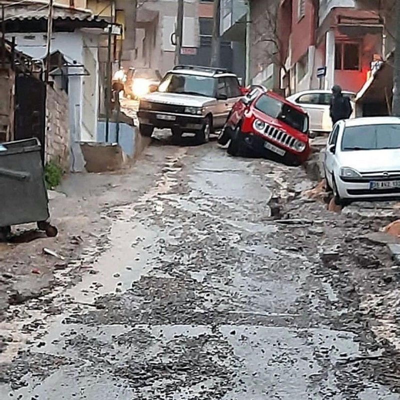 İzmir’de yol çöktü araç içine düştü